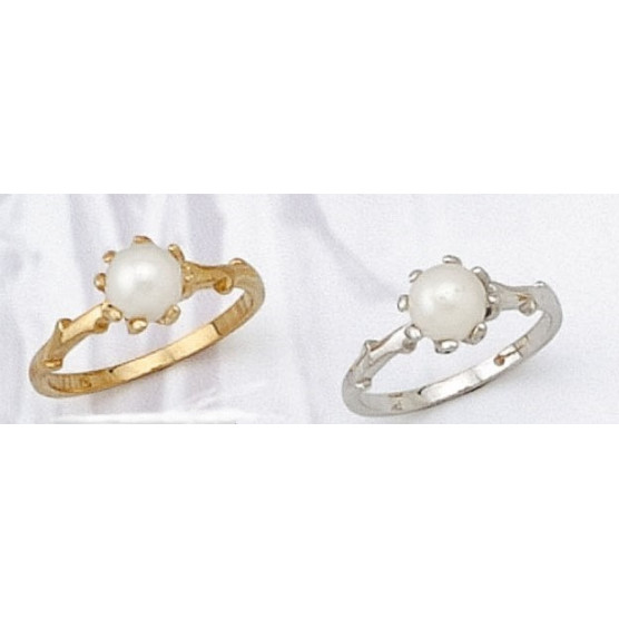 Ring with pearl