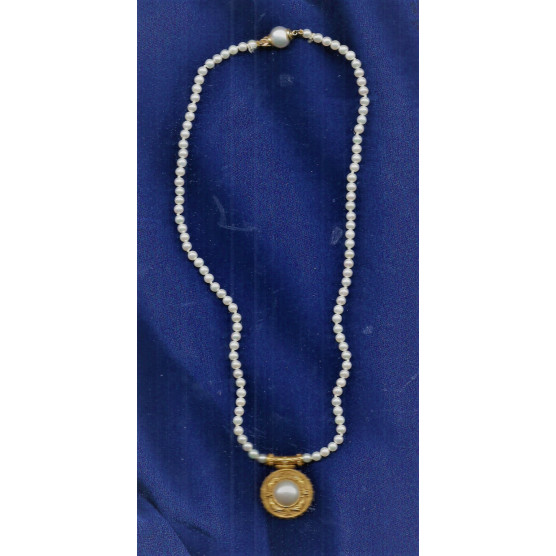 Necklace with pearls and gold pattern