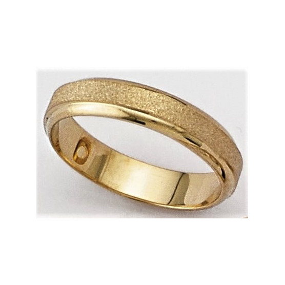 Wedding rings in yellow gold