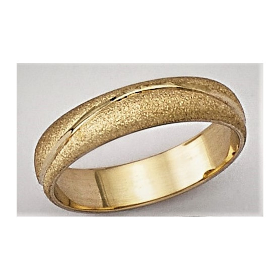 Wedding rings in yellow gold