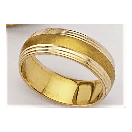 Wedding rings in yellow gold