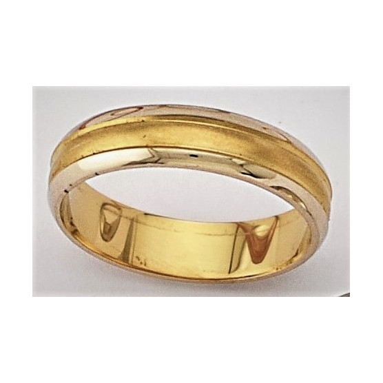 Wedding rings in yellow gold