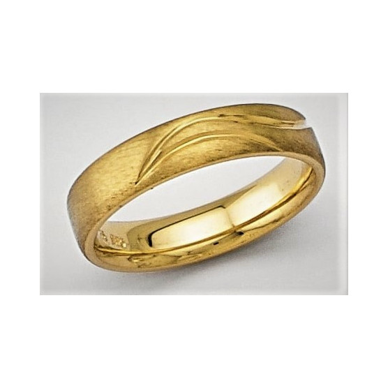 Wedding rings in yellow gold