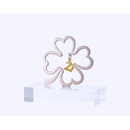 Decorative stainless clover in plexy 